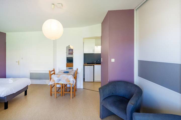 Studio entier, Studio cosy avec balcon, climatisation et billard – Cazaubon in Cazaubon, Gers