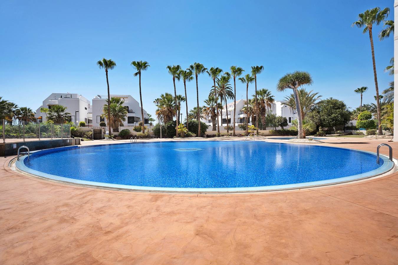 Apartamento entero, Apartamento vacacional "Apto Svezda El Dorado" con vistas al mar, piscina climatizada compartida in Playa de las Américas, Arona 