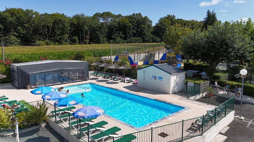 Gîte pour 6 personnes, avec piscine ainsi que jardin et vue à Saint-André-de-Seignanx