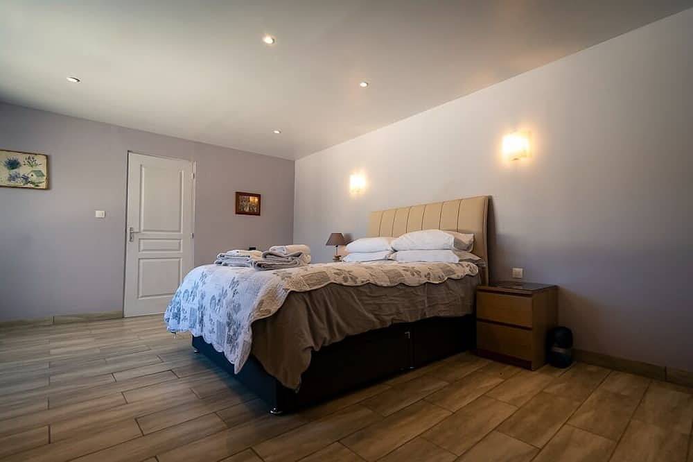 Spacious family home with large outdoor pool area, only 25 min from the beach in Montesquieu-des-Albères, Región Céret