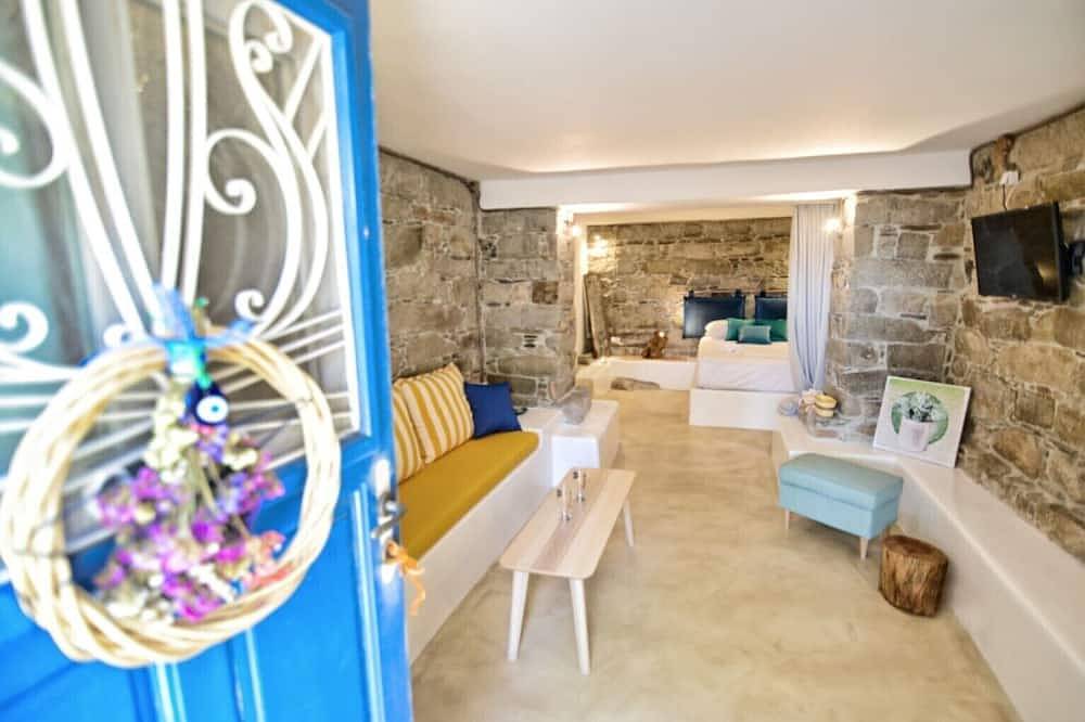 Ganze Wohnung, Abgeschiedener moderner, einzigartiger Granitplatz im Garten am Wasser, zu Fuß in die Stadt, zum Strand! in Ikaria