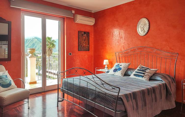 Luxury Apartment with Pool, Parking, and AC, 2.5km to Beach in Trappitello-Chianchitta, Taormina
