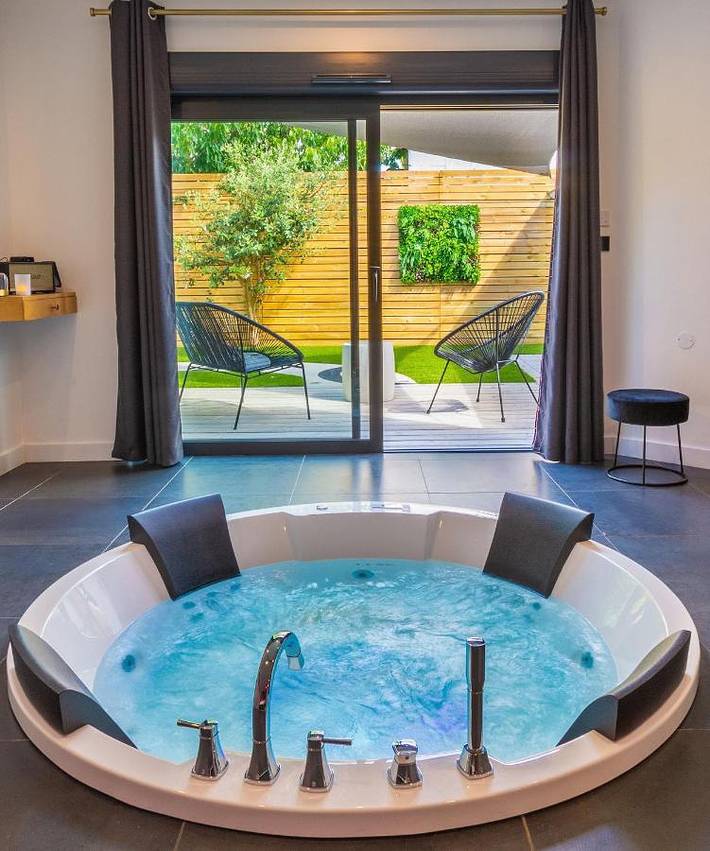 Location de vacances pour 2 personnes, avec Terrasse ainsi que Jacuzzi et Jardin dans Petit Port
