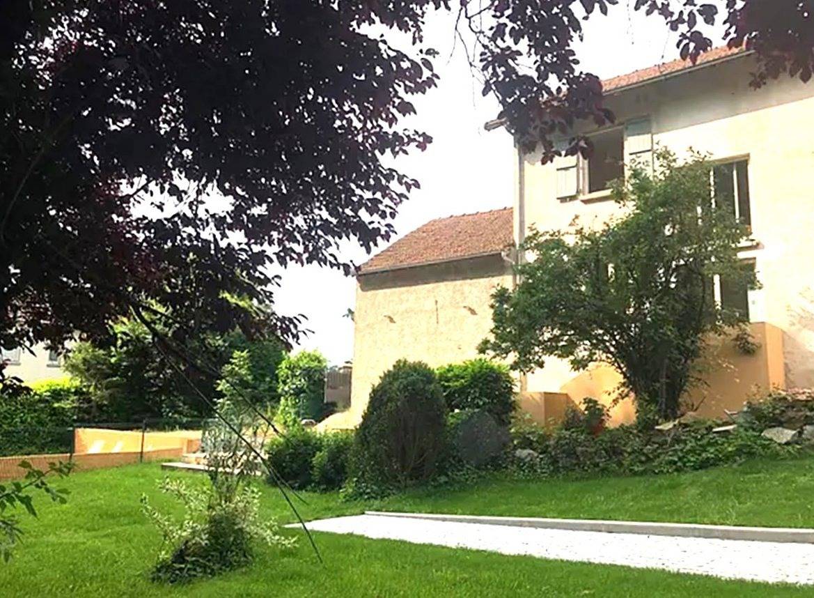 Gite avec piscine chauffée dans village in Le Rouget, Région d'Aurillac