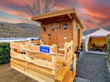 Wohnwagen für 4 Personen, mit Sauna und Ausblick sowie Terrasse und Garten, mit Haustier in Eifel (Nordrhein-Westfalen)