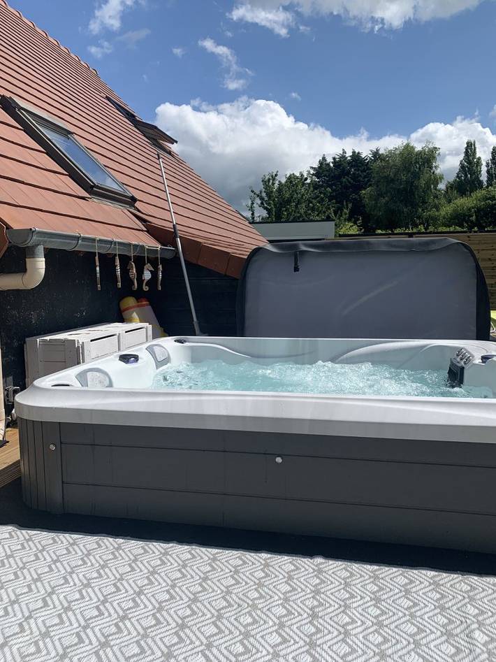 Chambre d’hôte pour 2 personnes, avec jacuzzi ainsi que jardin et piscine