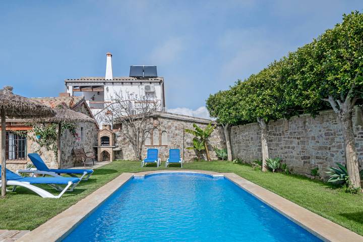 Holiday Home 'Laura' with Shared Pool, Wi-Fi and Air Conditioning in Conil de la Frontera, Costa de la Luz