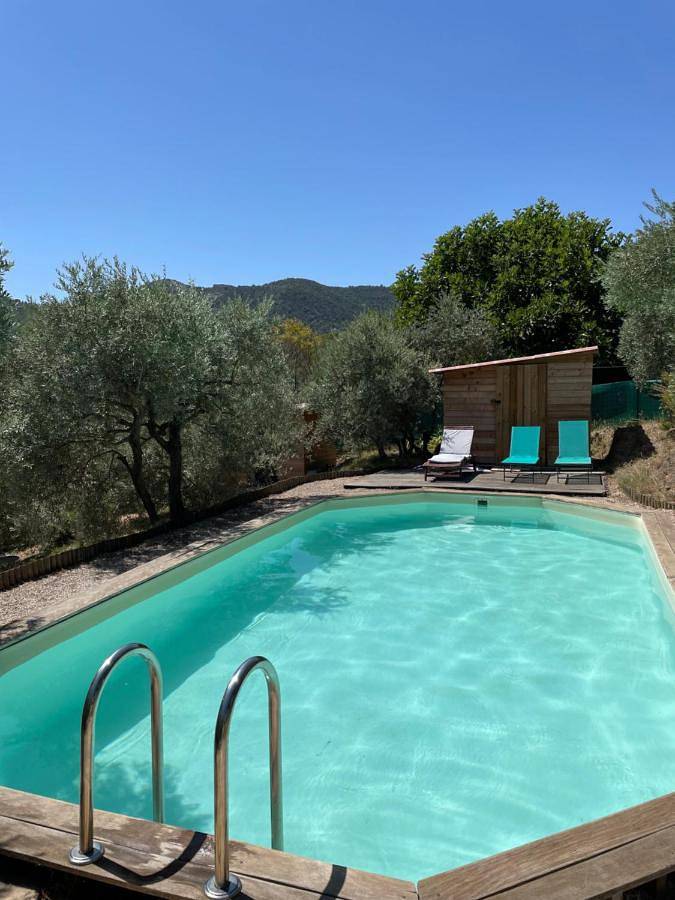 Gîte pour 4 personnes, avec vue ainsi que piscine et jardin à Gréasque