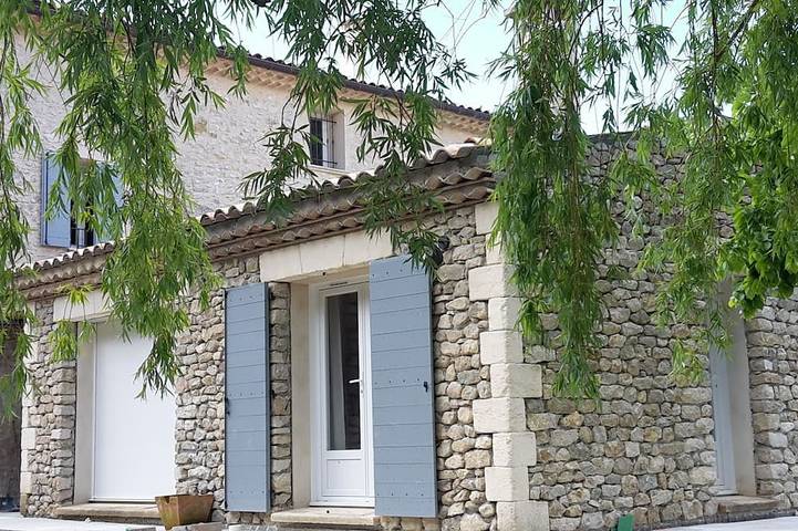 Gîte pour 4 personnes, avec jardin et terrasse à Lurs