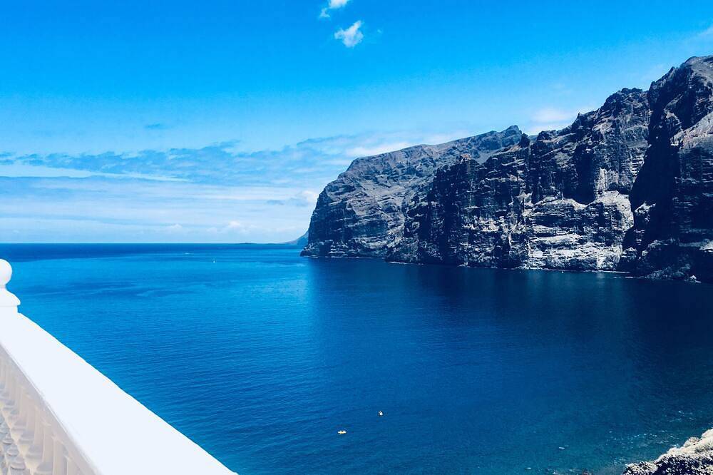 Entire apartment, Superb apartment with stunning sea and cliff views, 2 terraces and free wifi. in Playa de los Guíos, Santiago del Teide