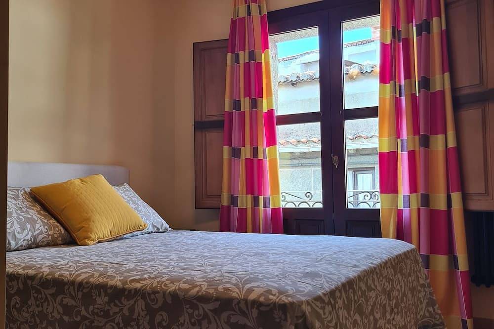 Chalet 'Tu Capricho' with Mountain View, Wi-Fi and Air Conditioning in Piedralaves, Ávila Region
