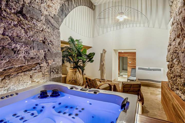 Location de vacances pour 2 personnes, avec jardin et sauna ainsi que piscine et jacuzzi, animaux acceptés à Servian - 3