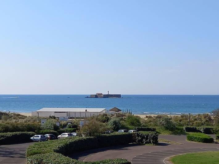 Appartement de vacances pour 4 personnes, avec vue et balcon ainsi que jardin et piscine
