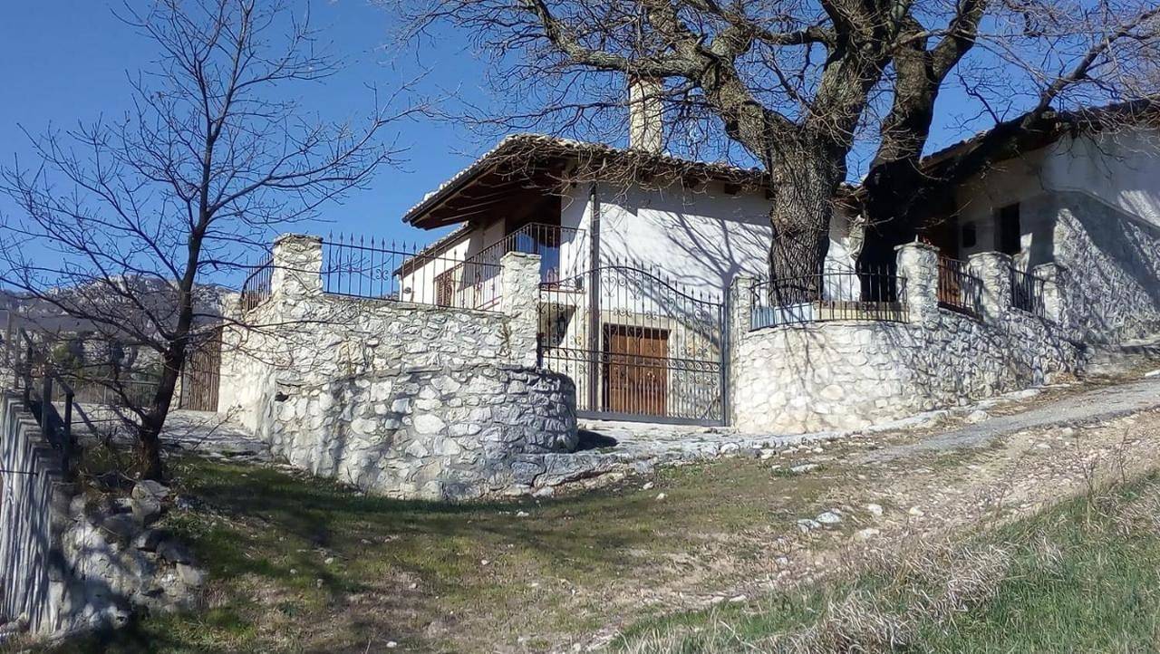 Double or Twin Room with Private Bathroom in Pescosansonesco, Gran Sasso