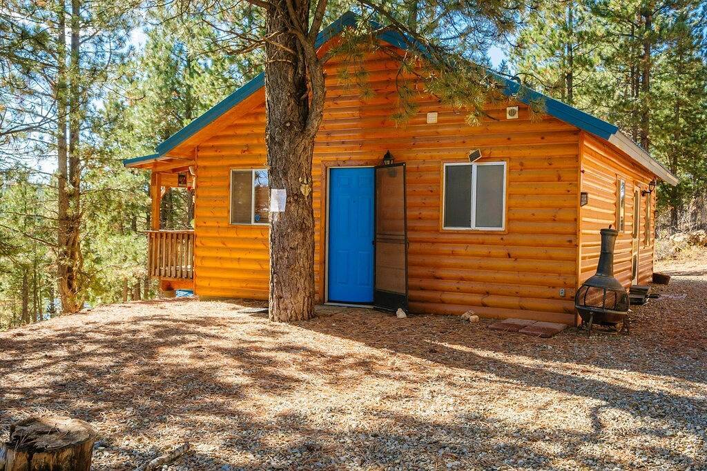 Charmantes Blockhaus mit übergroßem Deck und herrlichem Ausblick! Genießen Sie die frische Bergluft in Duck Creek Village, Dixie National Forest