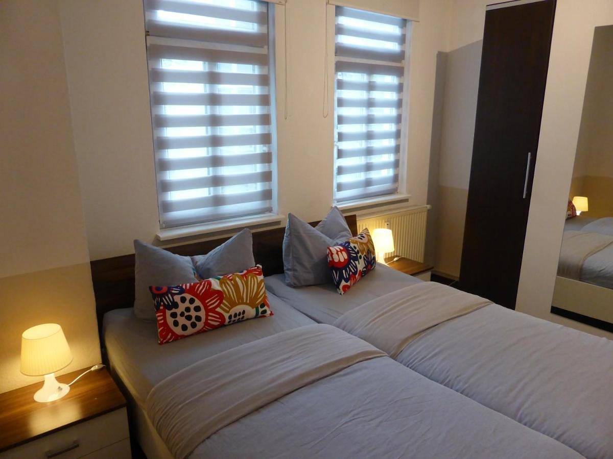 Ganze Wohnung, Ferienwohnung Friedrich Schiller, 2 Schlafzimmer, Balkon,kostenloses Wifi, nähe Zentrum, in Wenigenjena, Jena