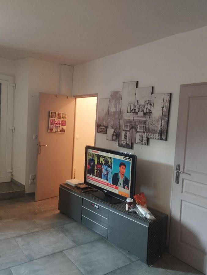 Gîte pour 4 personnes, avec Terrasse et Vue dans Sarrouilles - 3