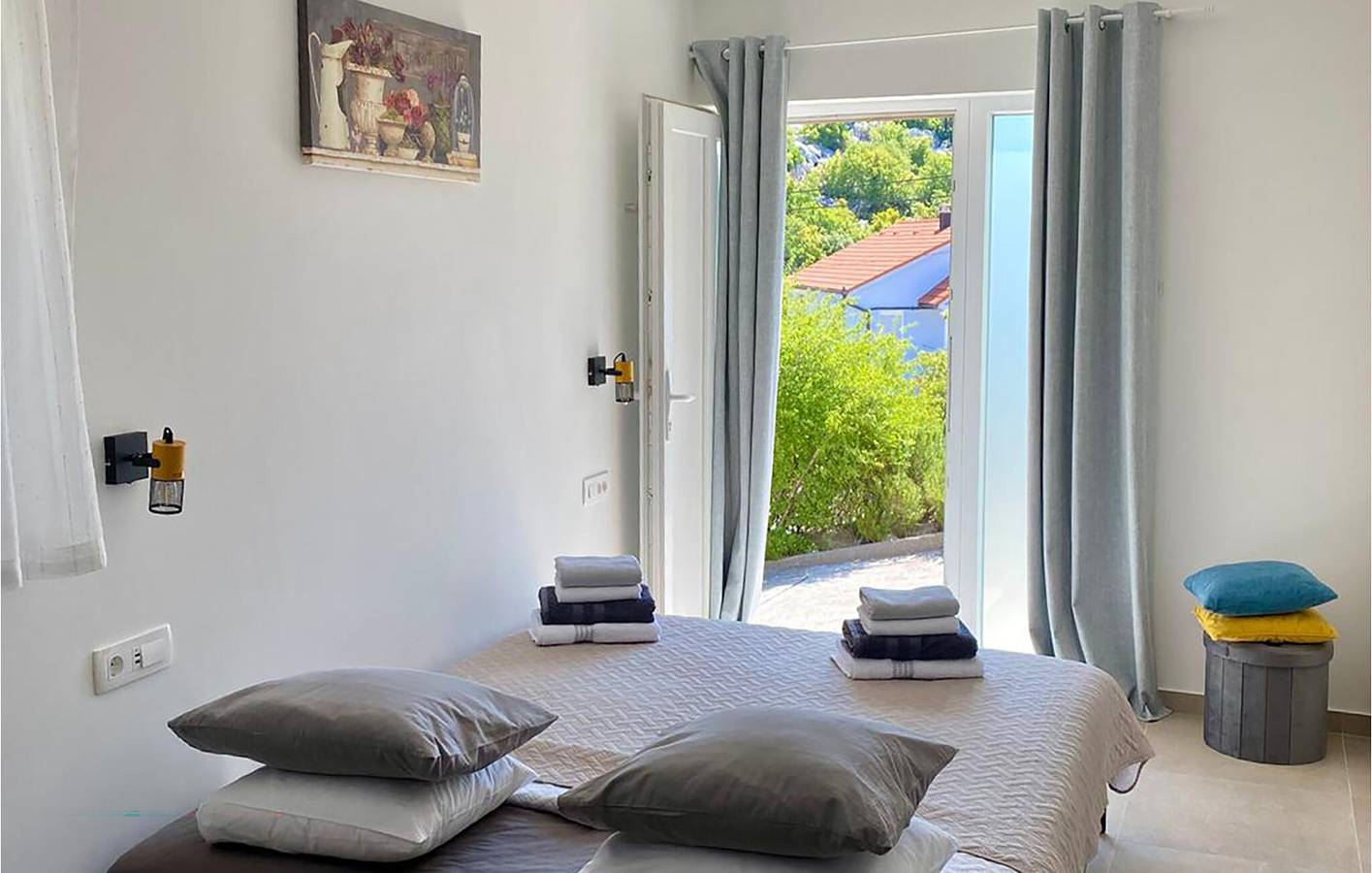 Ganze Ferienwohnung, Apartment an der Küste mit Meerblick, Terrasse und guter Anbindung an Karlobag in Karlobag, Naturpark Velebit
