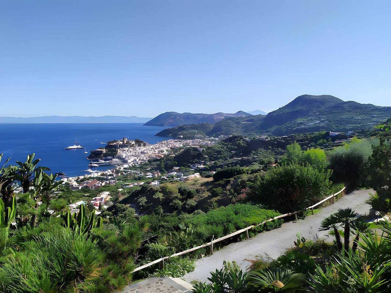 Apartamento entero, Apartamento en Villa "Panarea" con vistas al mar, Wi-Fi y aire acondicionado in Lipari