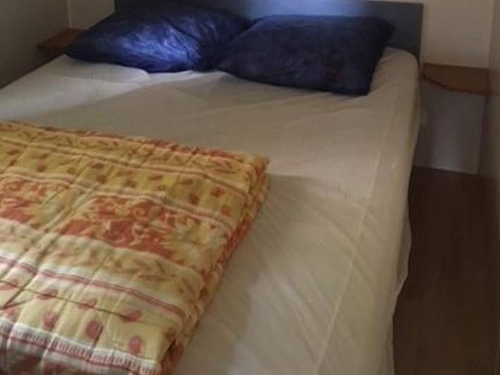 Camping Les Granges - Mobilheim 4 personen - Komfort Safari 21 m² + überdachte Terrasse in Vayrac, Quercy