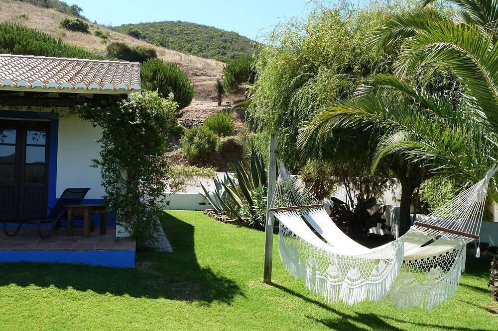 Casa da Aldeia - sleeps up to 10 in Bordeira, Naturpark Südwest-Alentejo und Costa Vicentina