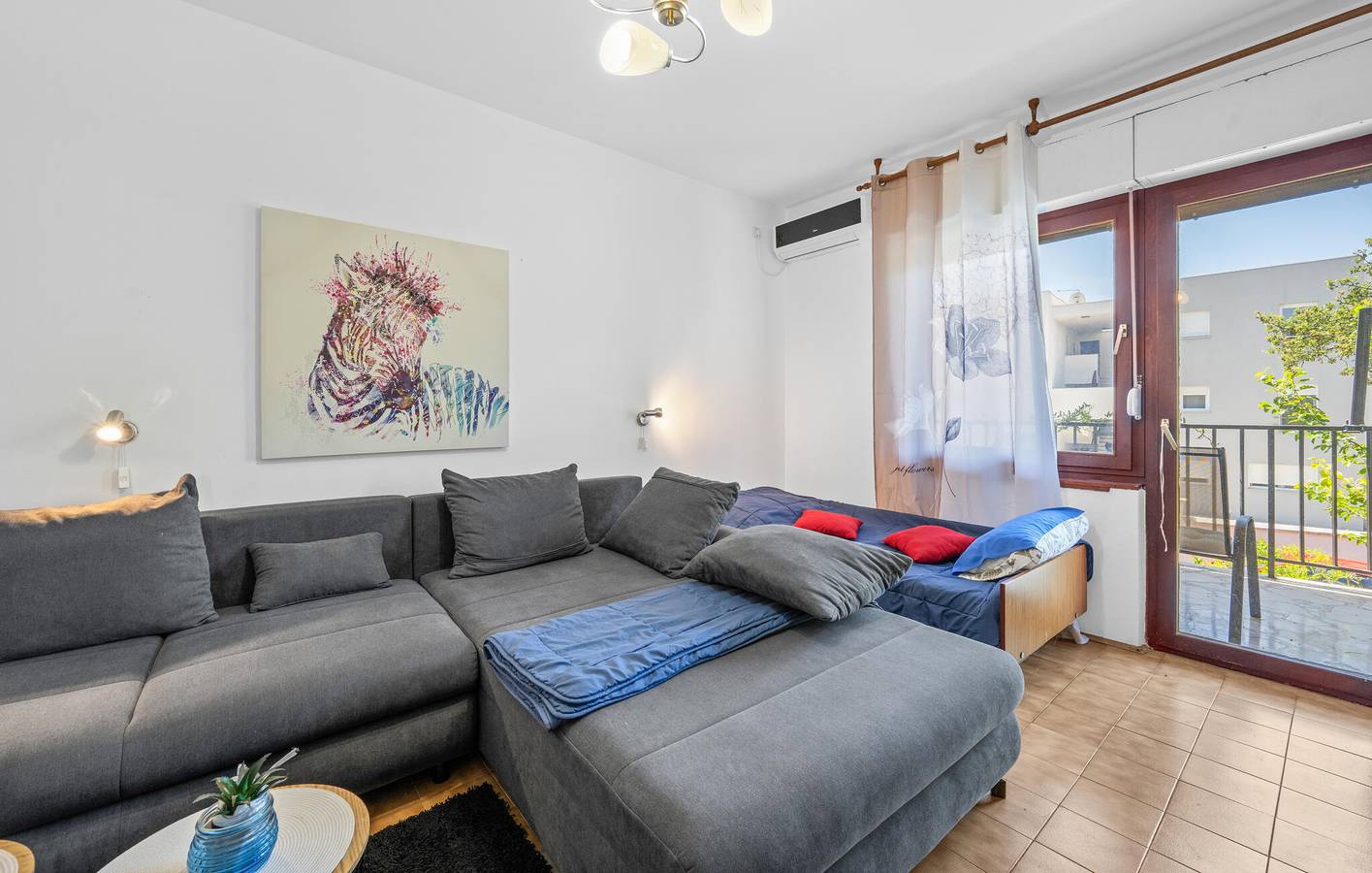 Ganze Ferienwohnung, Charmantes Apartment mit einem Schlafzimmer und Terrasse, 500 m vom Strand entfernt in Vodice, Šibenik-Knin