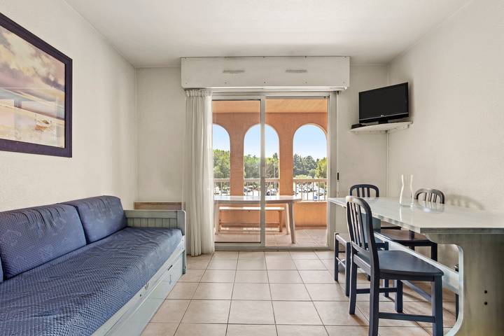 Ganze Wohnung, Ferienwohnung 'T2 Meublé 38m² Loggia' mit Gemeinschaftspool, Privatterrasse und Gemeinschaftsgarten in Frejus, Mittelmeerküste (Frankreich)