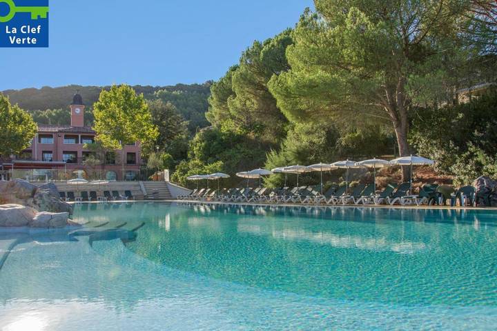 Parc de vacances pour 4 personnes, avec Balcon ainsi que Terrasse et Piscine en Ardèche