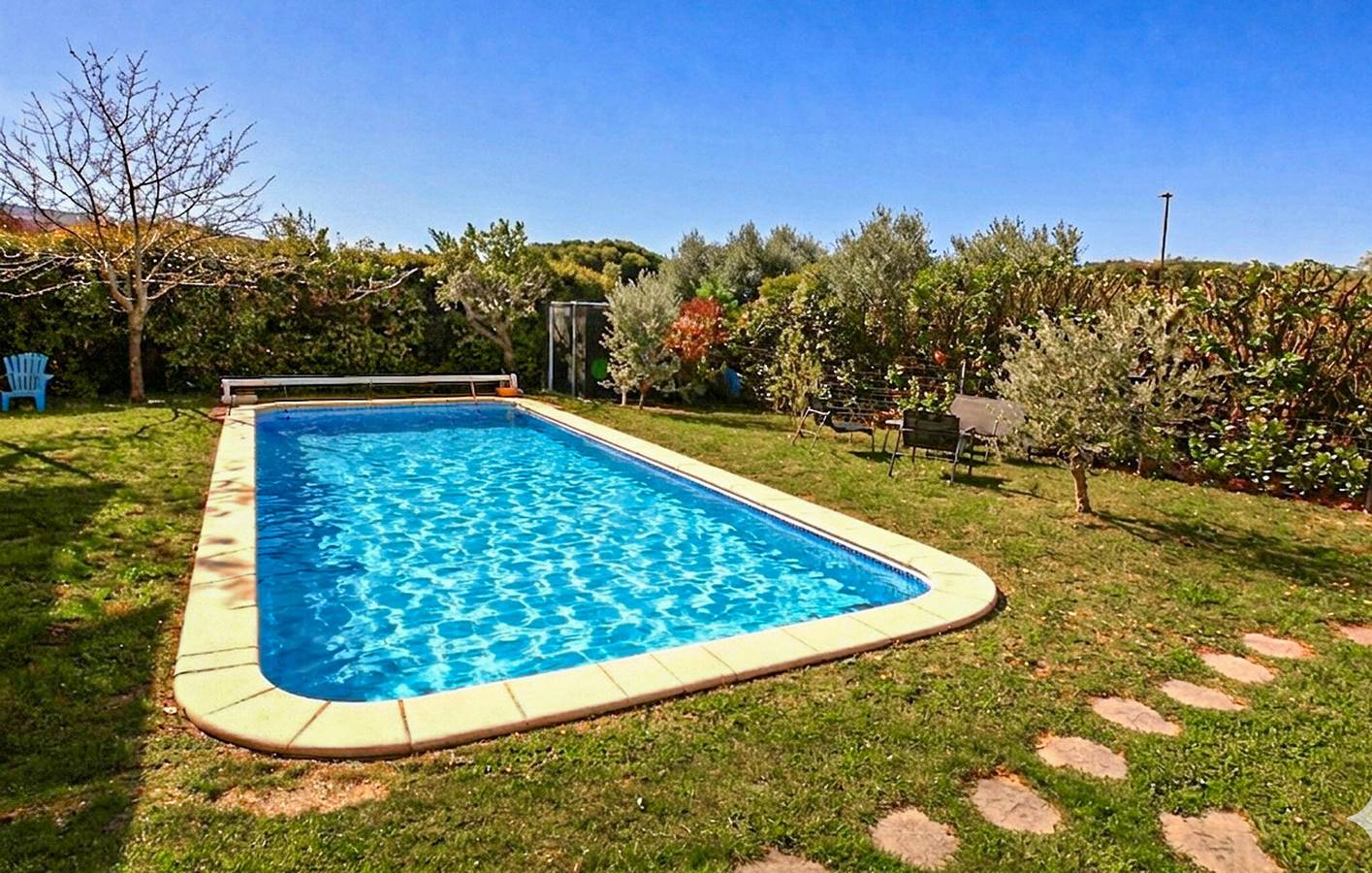 Una casa con encanto a 1,5 km de Taillades: ¡piscina, jardín, wifi y aparcamiento incluidos! in Taillades, Parque natural regional del Luberon