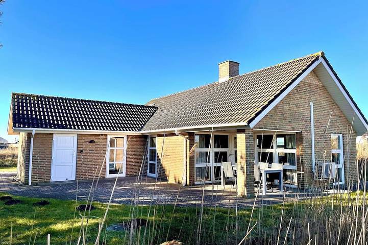 Ferienhaus für 8 Personen, mit Garten und Sauna sowie Terrasse in Lakolk