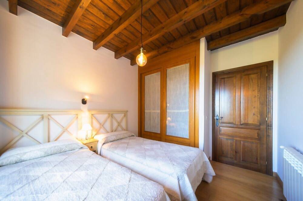 Villa Porrua 2 – Jardín con Barbacoa y chimenea in Llanes, Costa Verde