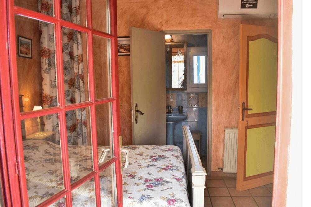 La Bastide les Basses Royères offers seasonal rentals of a house with a swimming in Robion, Parc naturel régional du Luberon