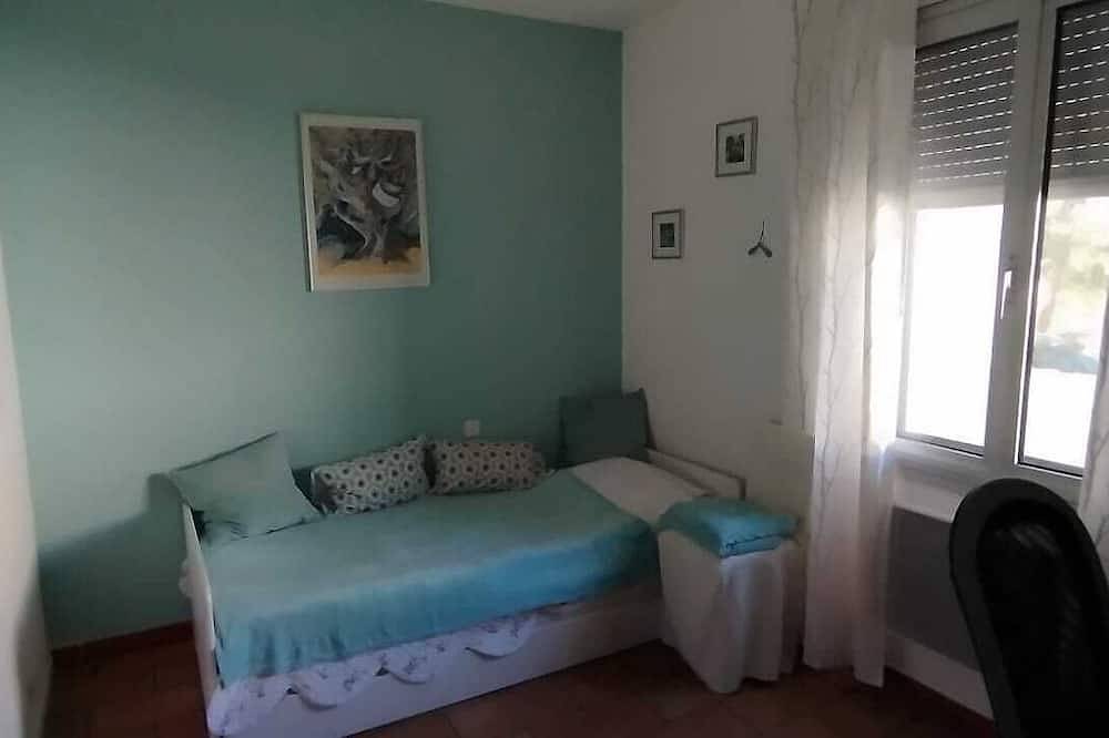 Large villa on beautiful wooded grounds in Entraigues-sur-la-Sorgue, Vaucluse