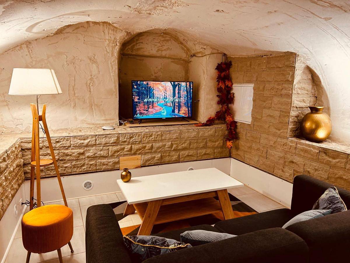 Appartement entier, La Cave aux Lumières - Proche centre-ville - 2 chambres - Wifi in Renaison, Région de Roanne