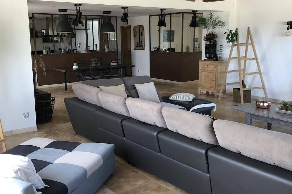 Spacious Villa 286 m2 overlooking the Sainte Victoire, garden, swimming pool. in Pertuis, Parc naturel régional du Luberon