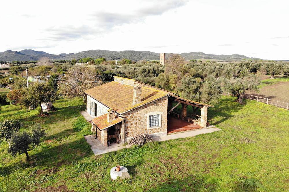 Cozy farmhouse nestled in the greenery of the sacred area of ancient Caere in Cerveteri, Provincia de Roma