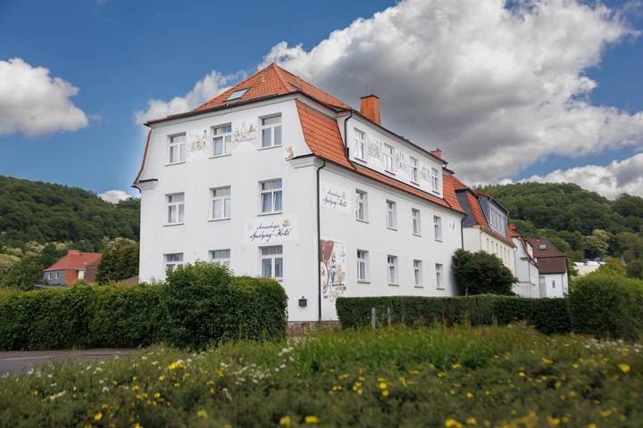 Hotel, mit Terrasse und Garten in Sonneberg