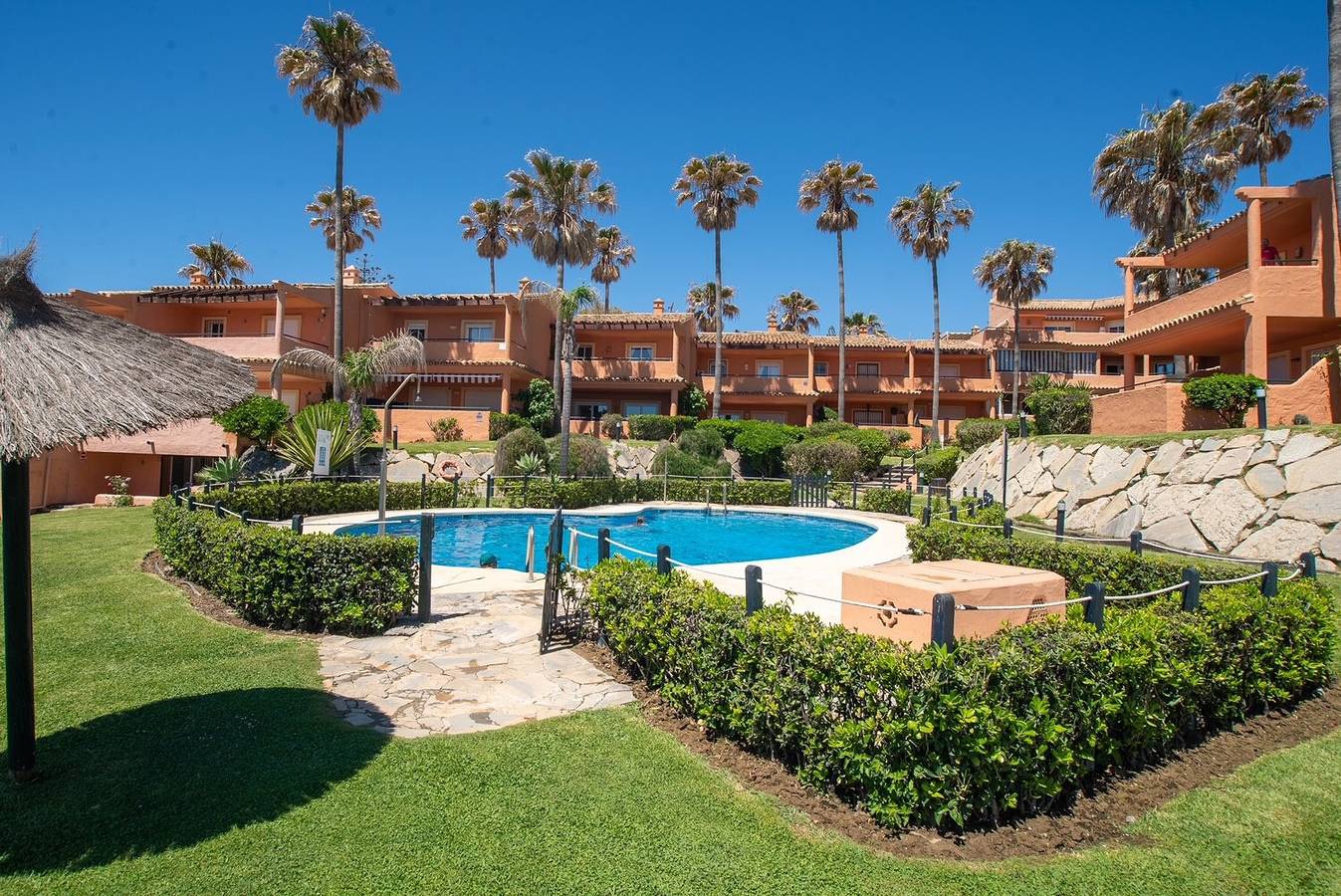 Appartement entier, Appartement "Fantastic Beachfront" avec vue sur la mer, Wi-Fi et climatisation in Buenas Noches, Estepona