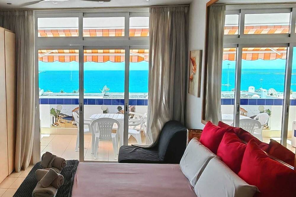 Entire apartment, Azahara Iii Studio, Playa Las Vistas with wonderful seaview, pet friendly in Playa de las Américas, Arona