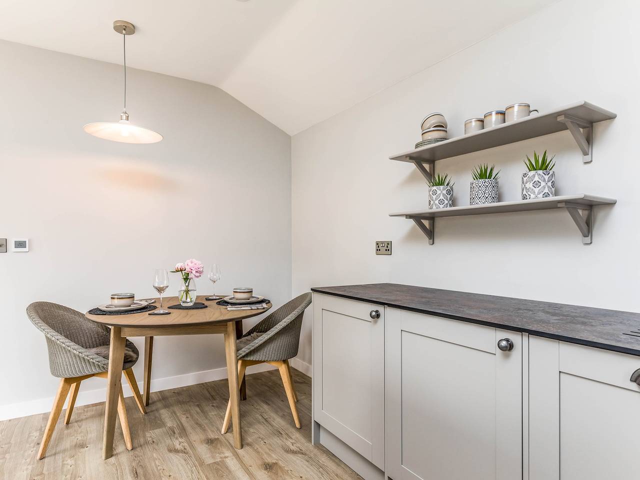 Entire apartment, Delightful 1 bed lodge in South Downs village - Pass the Keys in Funtington, South Downs
