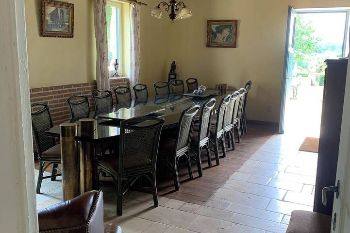 Location de vacances pour 12 personnes, avec piscine et jardin à Queyssac - 2