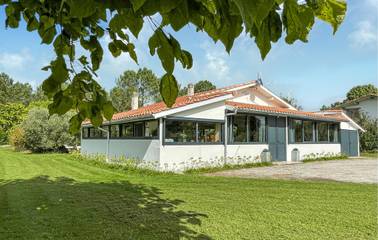 Gîte pour 8 personnes, avec jardin ainsi que piscine et terrasse à Le Porge