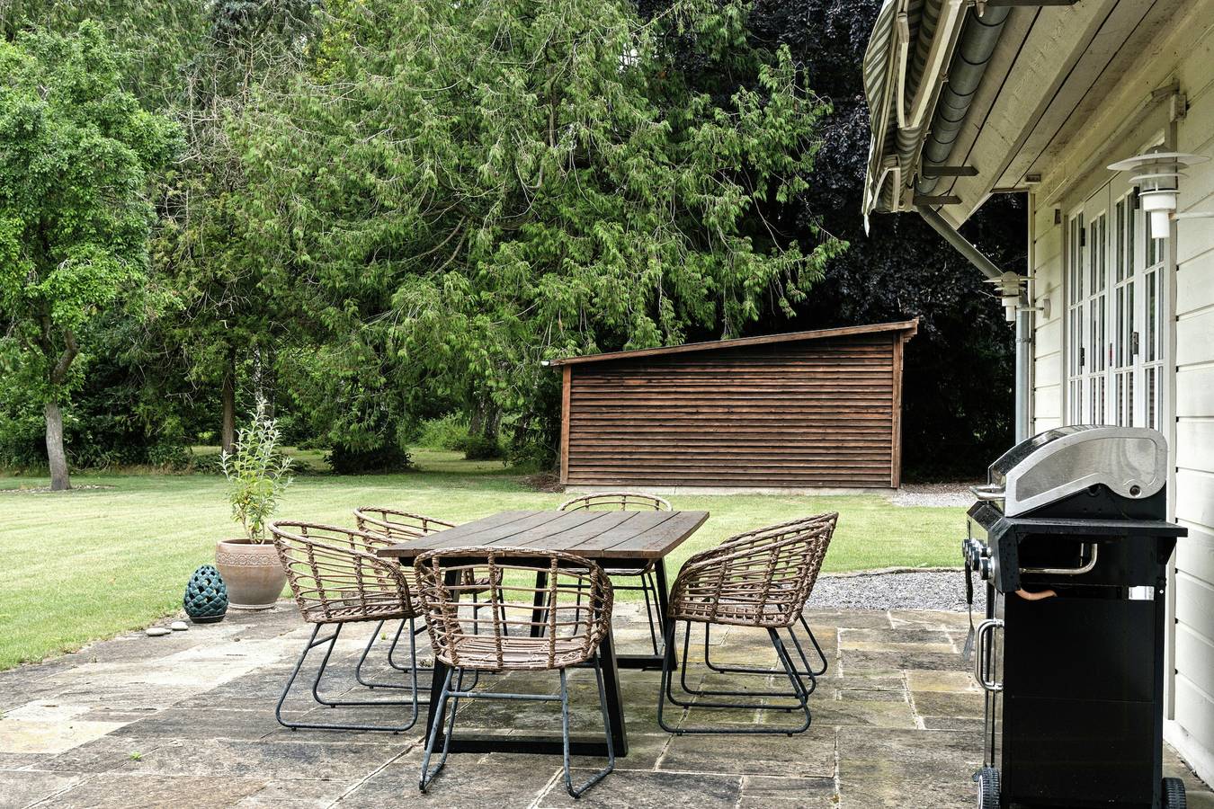 Guest house by lake and forest in Swedish Baltic Sea