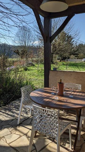 Gîte pour 4 personnes, avec vue ainsi que jardin et terrasse à Trémolat