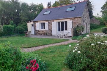 Gîte pour 3 personnes, avec jardin et terrasse à Scrignac