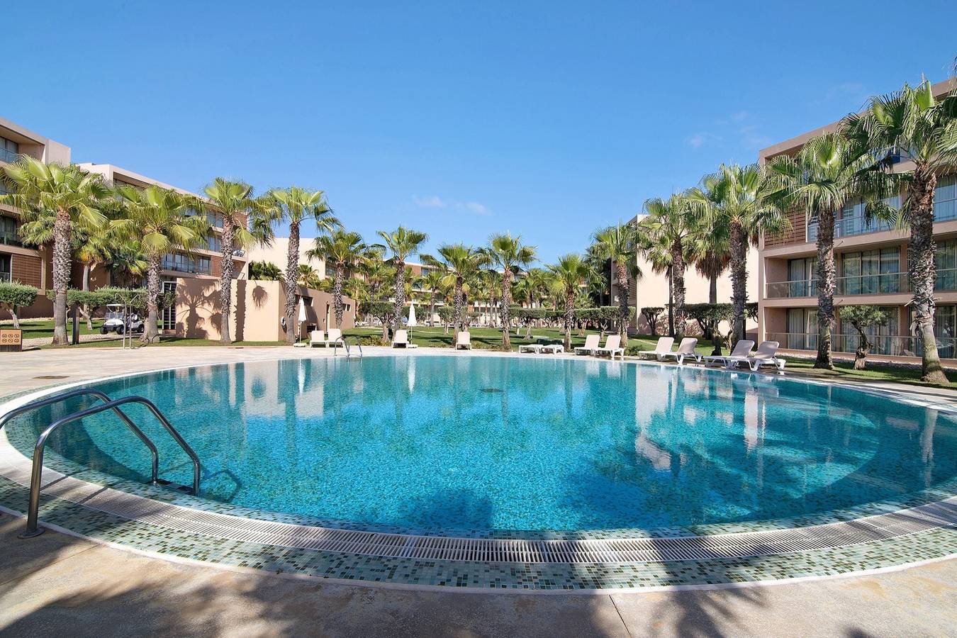 Apartamento inteiro, Apartamento Salgados 'Sol e Sal' com Piscina, Wi-Fi, A/C e Jardim in Guia, Distrito de Faro