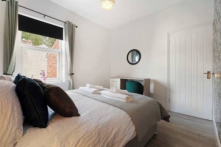 Cozy 2Br Home Sleeps 5 with WiFi by Stay With Us in Wigan, Grand Manchester