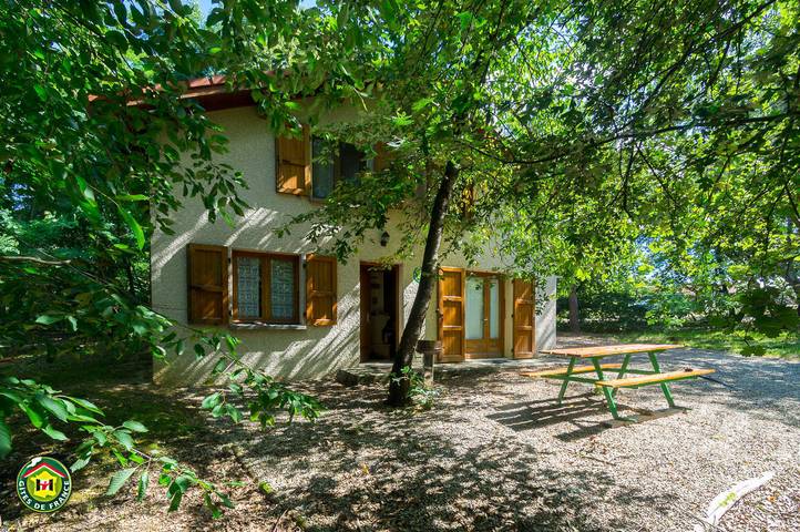 Location de vacances pour 6 personnes, avec Terrasse et Piscine dans l' Isère