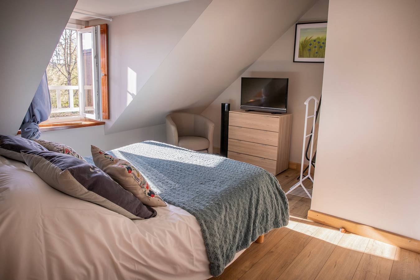 Guest Room 'Suite Bleuet - Le Petit Puits' with Shared Garden and Wi-Fi in Cheverny, Sologne