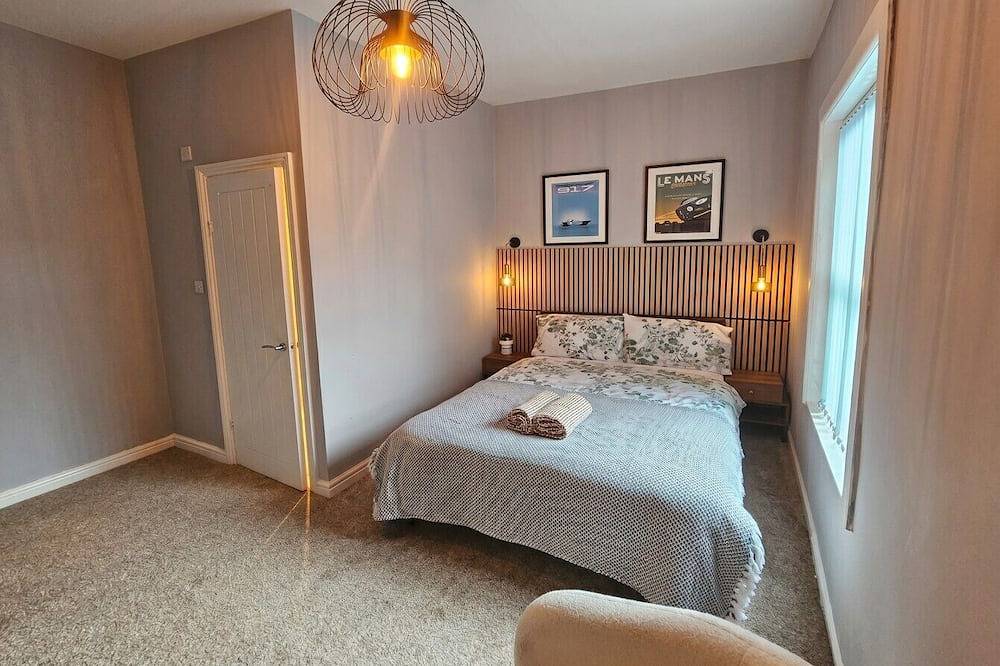Sleeps six in style with three modern bathrooms, minutes from Wigan town centre in Wigan, Gran Mánchester